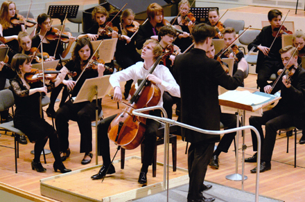 Johannes Przygodda (Violoncello) mit dem Landesjugendorchester