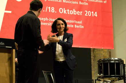 Moderatorin Andrea Thilo mit einem Jungstudenten des Stern-Instituts