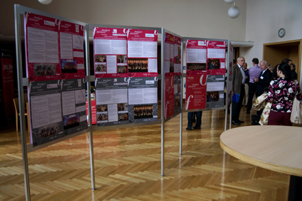 Ausstellung mitwirkenden Einrichtungen im Foyer des Saales 