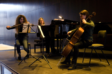 Alma Becker - Violine, Dana Sturm - Klavier, Marlene Witt (Cello)