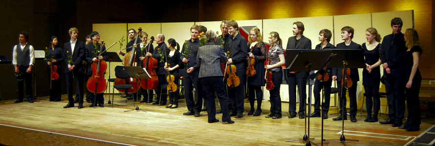 Blumen der Rheinsberger Musikakademie überreichte die dortige Projektleiterin Frau Dr. Brigitte Kruse