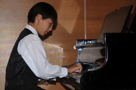 Sebastian Tievenov (Klavier)