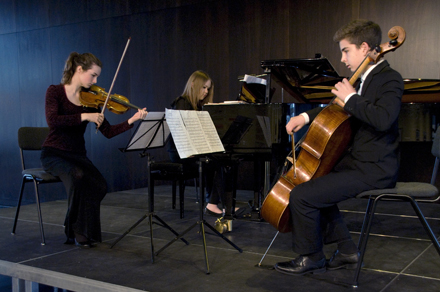 Jona Schibilsky - Violine, Alisa Hopp - Klavier, Jeremia Wiede - Cello